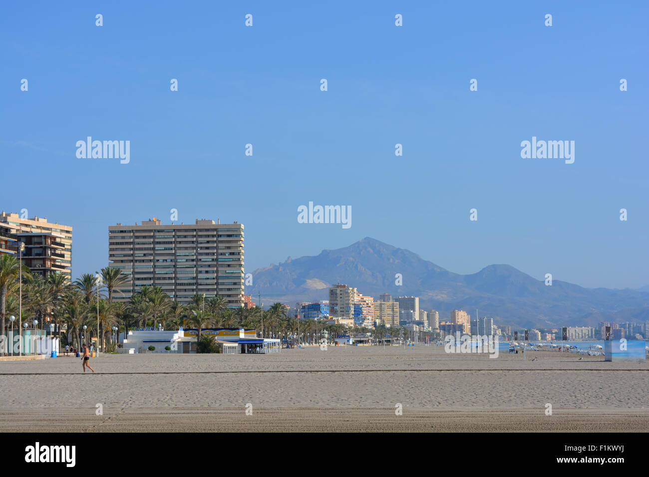 Am frühen Morgen Szene auf San Juan Playa mit vorderen Strandwohnungen im Spätsommer, Alicante, Provinz Alicante, Valencia, Spanien Stockfoto