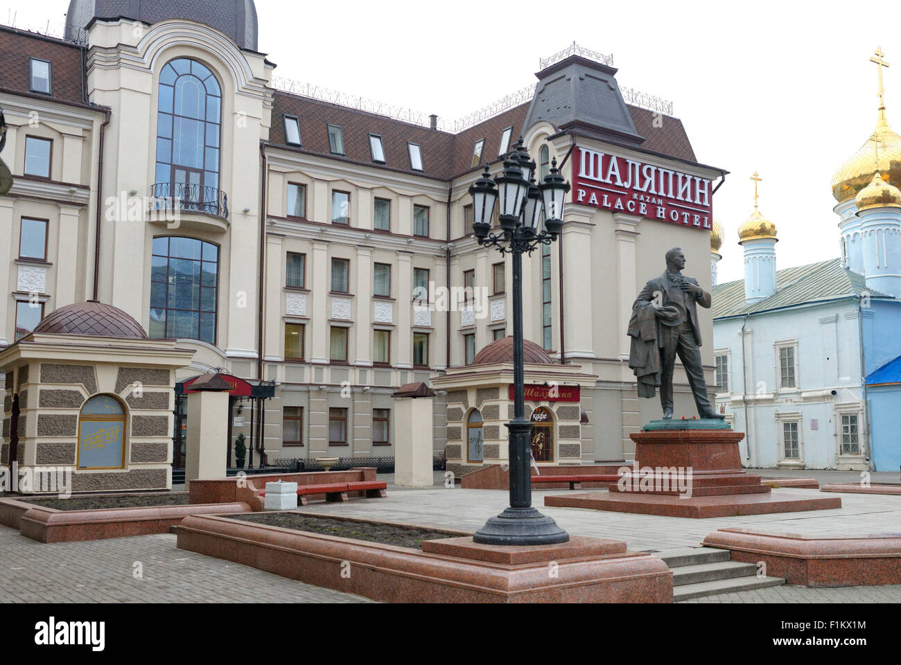 Hotel Schaljapin und Statue des Komponisten, Kazan, Tatarstan, Russland Stockfoto