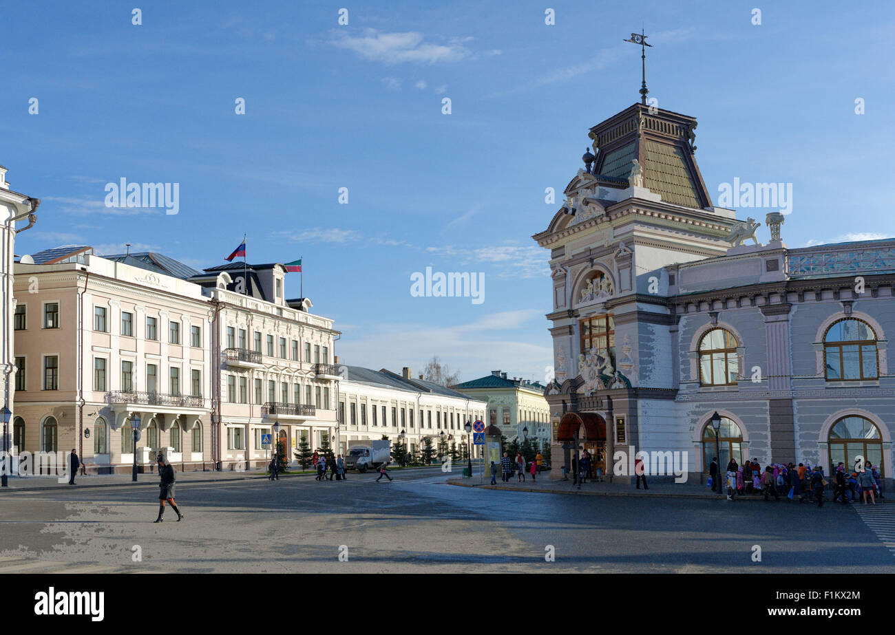 Klassische russische Architektur mit weißen Mauern umgebene Gebäude mit Blick auf den Kreml in Kasan, Tatarstan, Russland Stockfoto