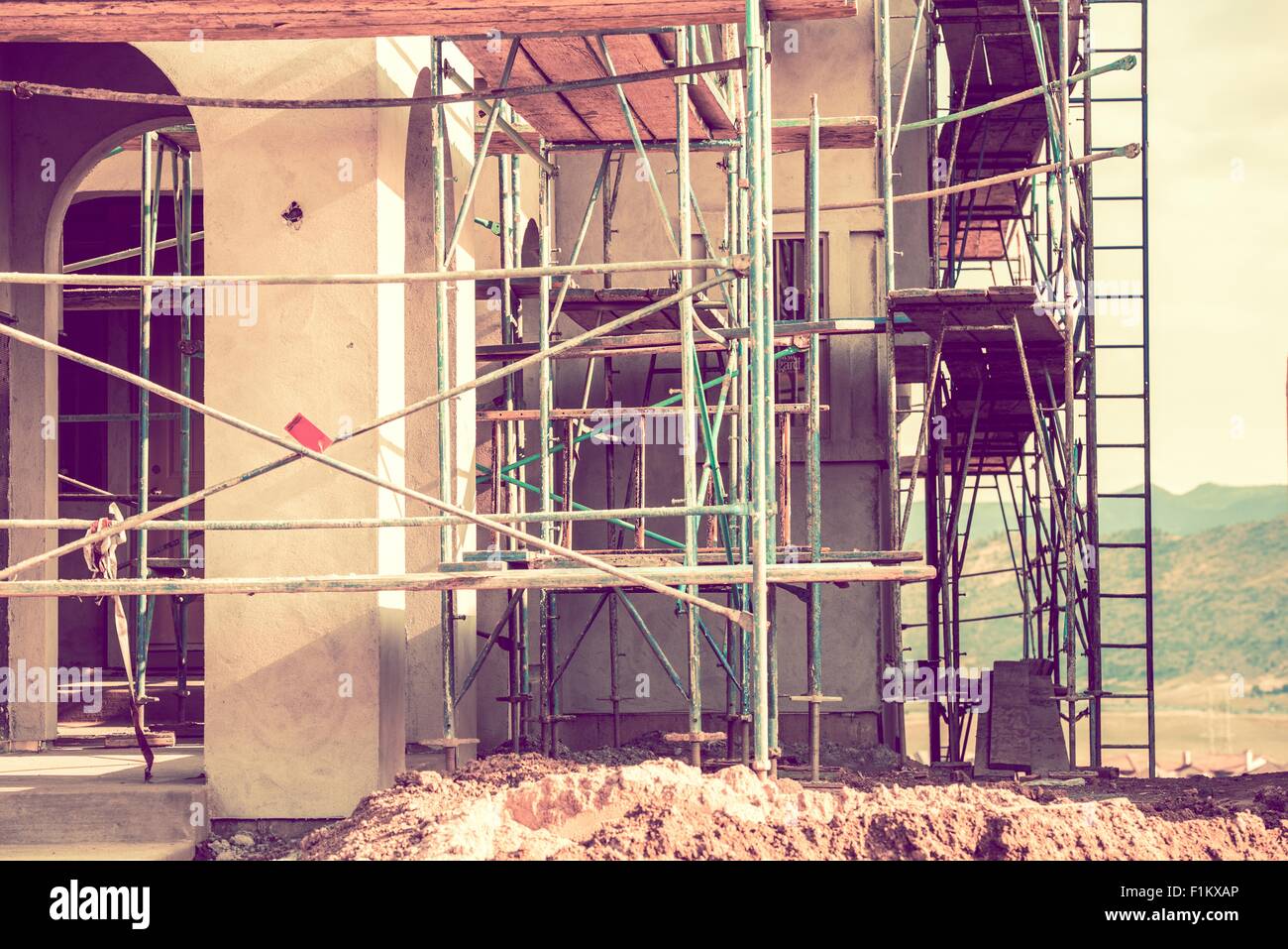 Wohnhaus Bau Website Nahaufnahme. Gerüst rund ums Haus. Stockfoto