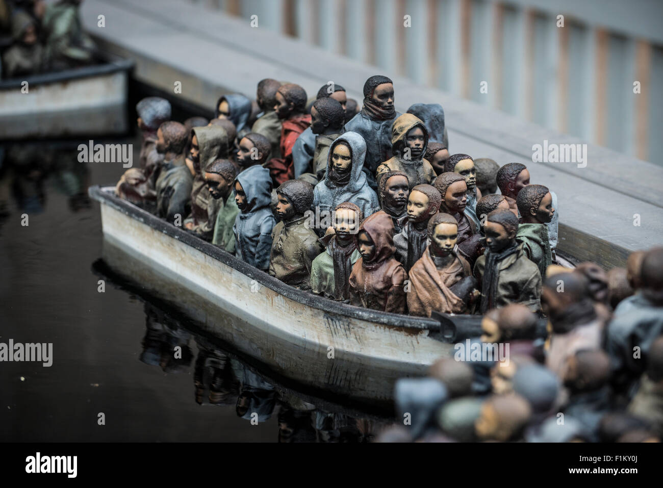 Straße des Künstlers Banksy Dismaland in Weston-Super-Mare. Abgebildete Stück ausgestattet mit ferngesteuerten Boote mit Migranten verpackt. Stockfoto