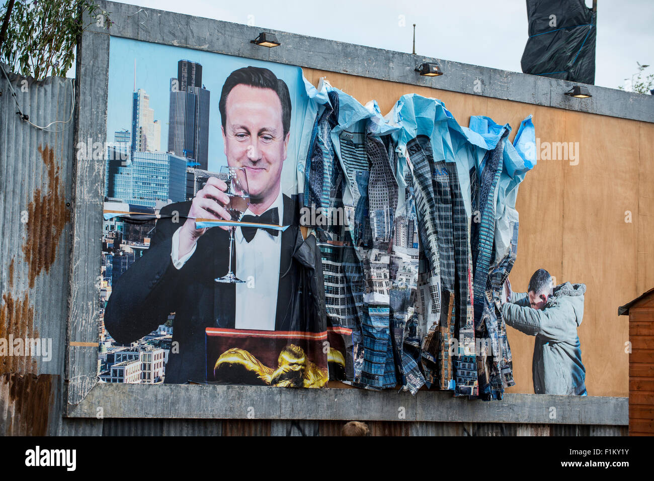 Straße des Künstlers Banksy Dismaland in Weston-Super-Mare. Im Bild ist Stück auf einer Plakatwand ausgestattet Premierminister David Cameron mit. Stockfoto