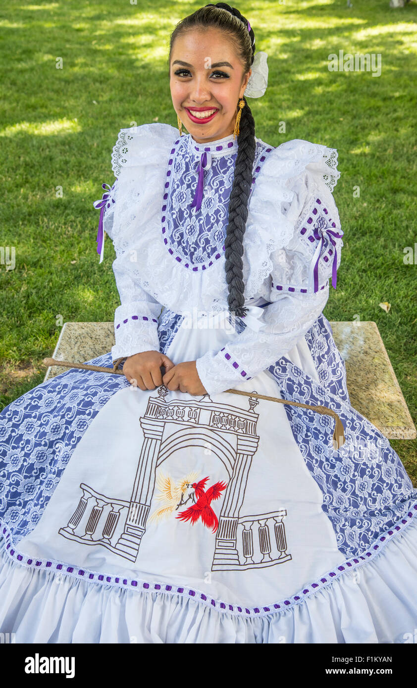 Menschen, die traditionelle mexikanische Tänzer in schönen Kostümen gekleidet in Nahaufnahme. Globalen Weltfestival, Boise, Idaho, USA Stockfoto