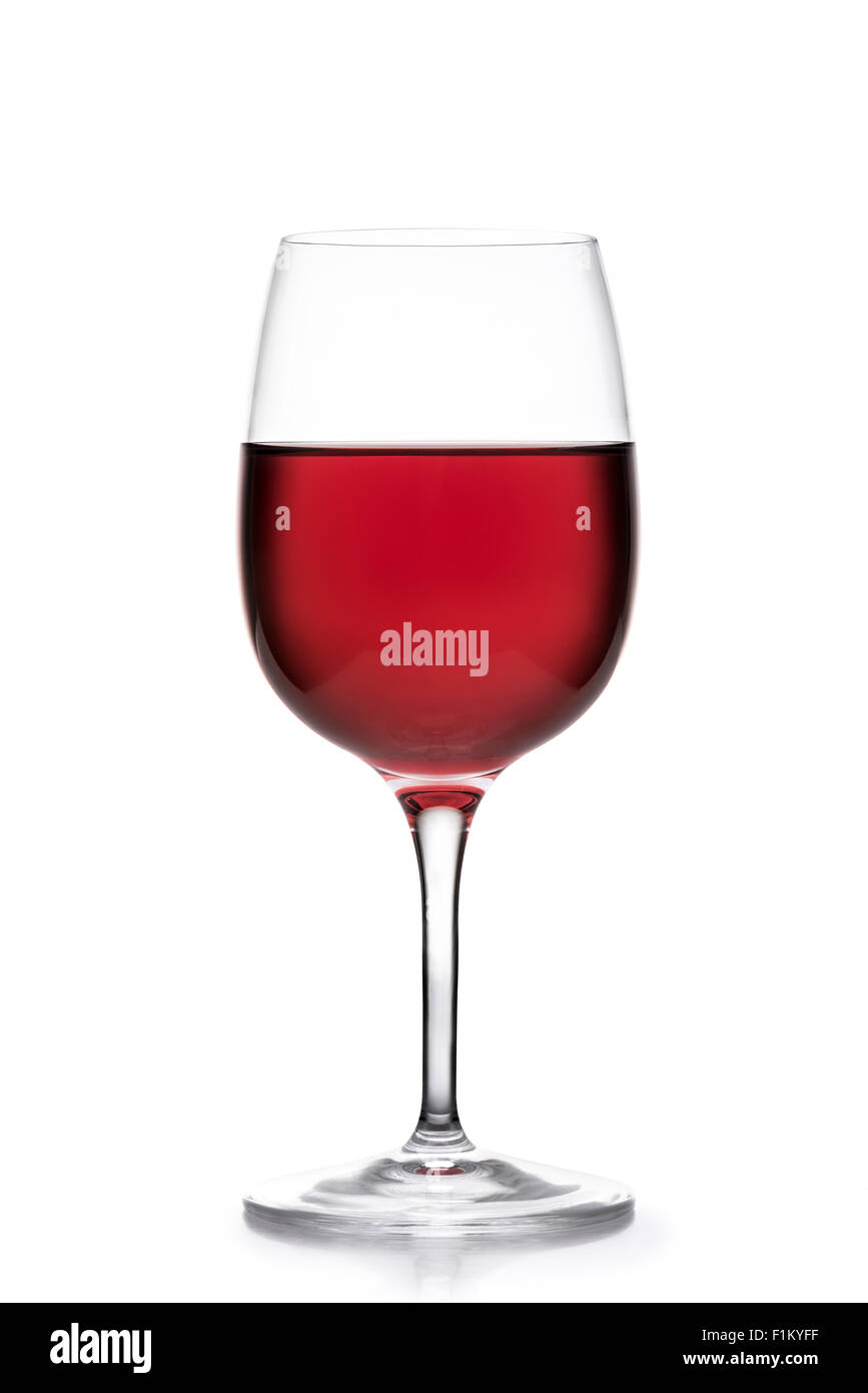 Glas Rotwein auf weißem Hintergrund Stockfoto
