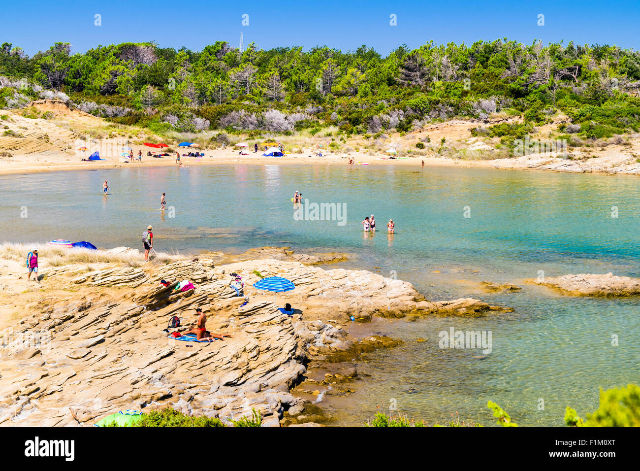 RAB, Kroatien - ca. AUGUST 2015: Die unberührte Küste und kristallklarem Wasser der Insel Rab, Kroatien. Stockfoto