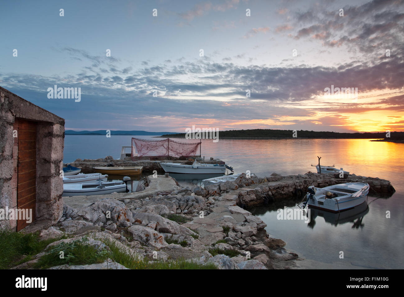 Fischerhafen Prljug auf Insel Ugljan im Sonnenuntergang, Dalmatien, Kroatien Stockfoto