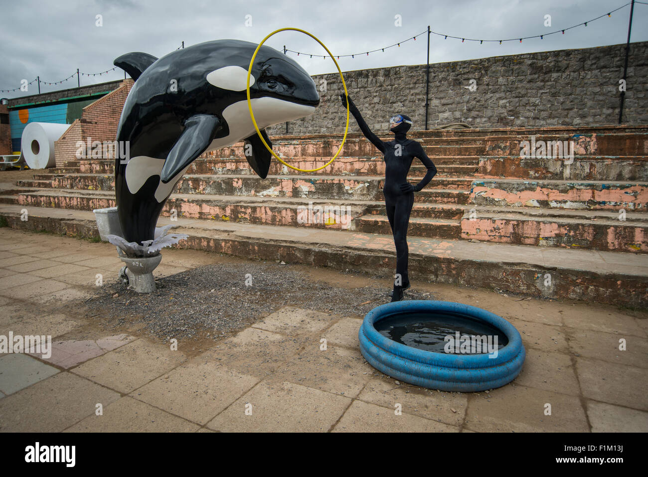 Ein Modell-Killer-Wal springt aus einer Toilette im Rahmen von Banksy Dismaland Verblüffung Park Pop-up-Ausstellung in Weston-Super-Mare. Stockfoto