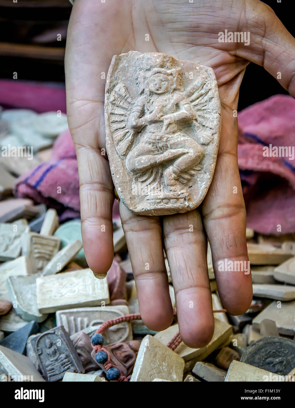 Amulett für Verkauf auf einem Straßenmarkt in Bangkok, Thailand. 1. Dezember 2011. Stockfoto