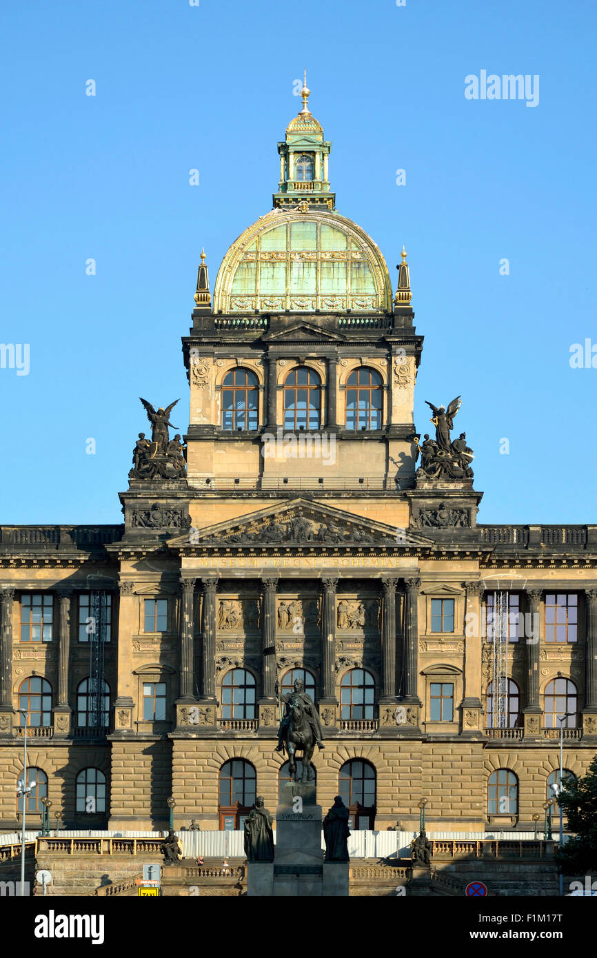 Nationalmuseum am Wenzelsplatz mit dem Wenzel-Denkmal im historischen Zentrum von Prag in der Tschechischen Republik. Stockfoto