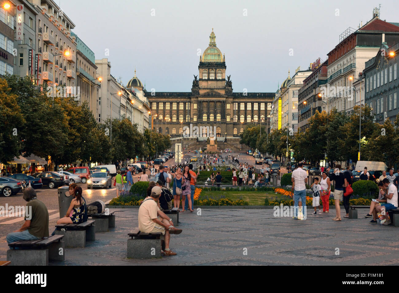 Menschen am Abend auf dem Wenzelsplatz vor dem Nationalmuseum im historischen Zentrum von Prag in der Tschechischen Republik Stockfoto
