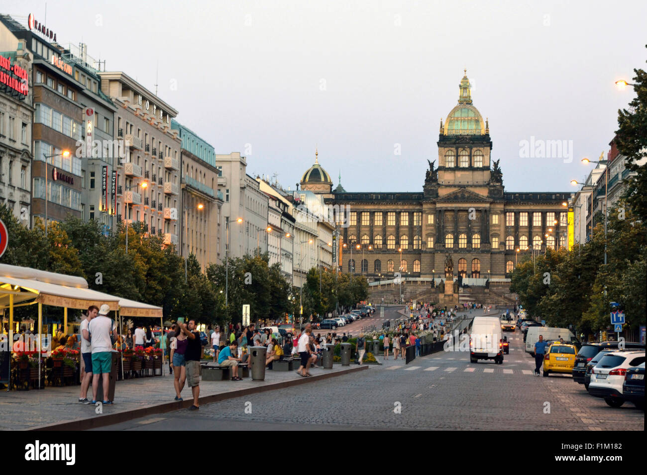 Menschen am Abend auf dem Wenzelsplatz vor dem Nationalmuseum im historischen Zentrum von Prag in der Tschechischen Republik Stockfoto