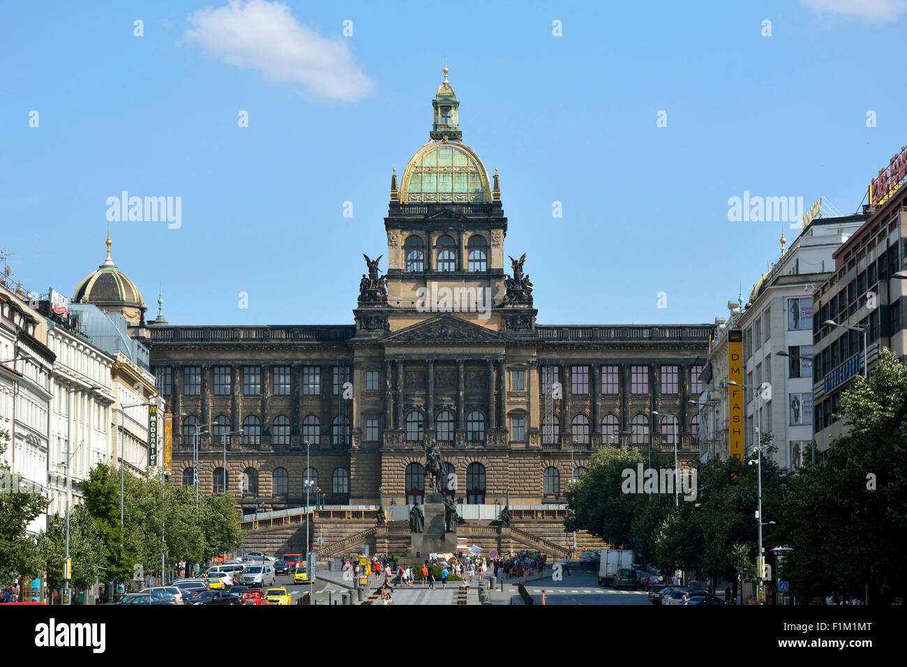 Nationalmuseum am Wenzelsplatz mit dem Wenzel-Denkmal im historischen Zentrum von Prag in der Tschechischen Republik. Stockfoto