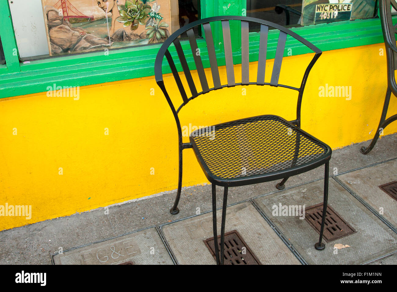 Nehmen Sie Platz! Stuhl außerhalb Philz Kaffee auf 24th Street am Folsom in der Mission in San Franciso, Kalifornien. Stockfoto