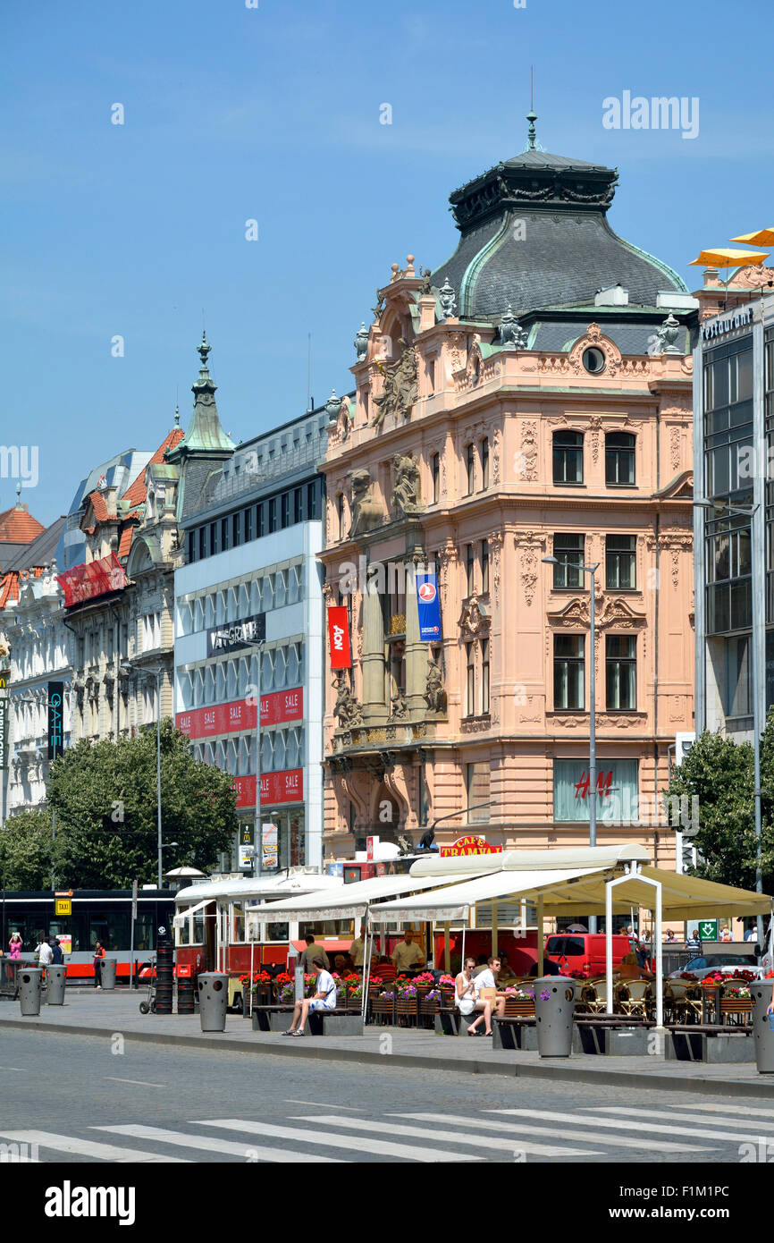Gewerblich genutzten Gebäuden auf dem Wenzelsplatz im historischen Zentrum von Prag. Stockfoto
