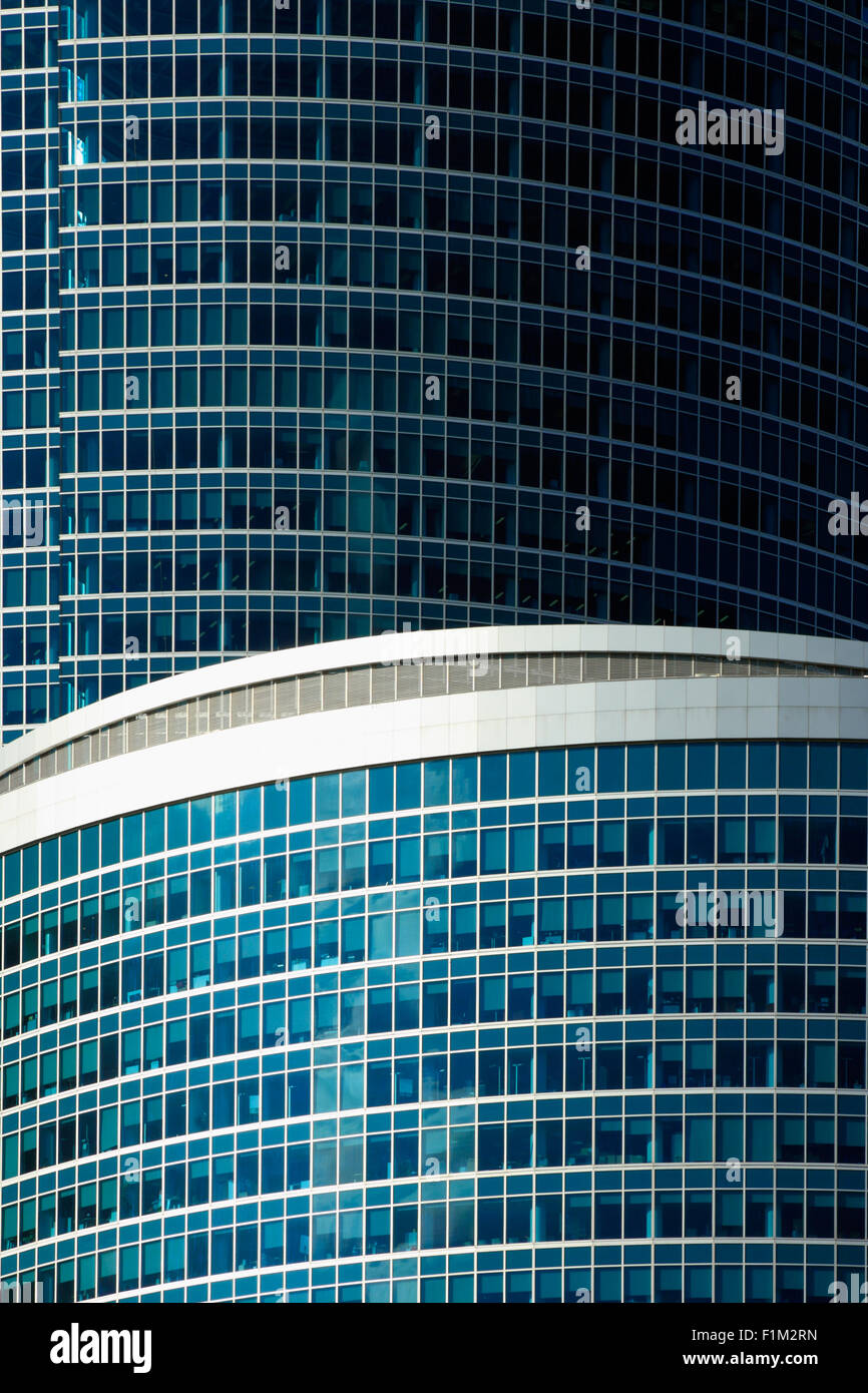 Detailansicht von zwei modernen Bürogebäuden Stockfoto