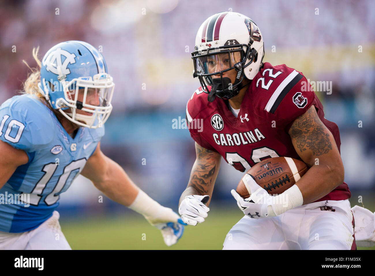 Charlotte, North Carolina, USA, September 03rd, 2015. South Carolina laufen wieder Brandon Wildnis (22) während der NCAA College Football-Spiel am Donnerstag Sept. 03, 2015 bei Bank of America Stadium, in Charlotte, N.C. Jacob Kupferman/CSM Credit: Cal Sport Media/Alamy Live News Stockfoto