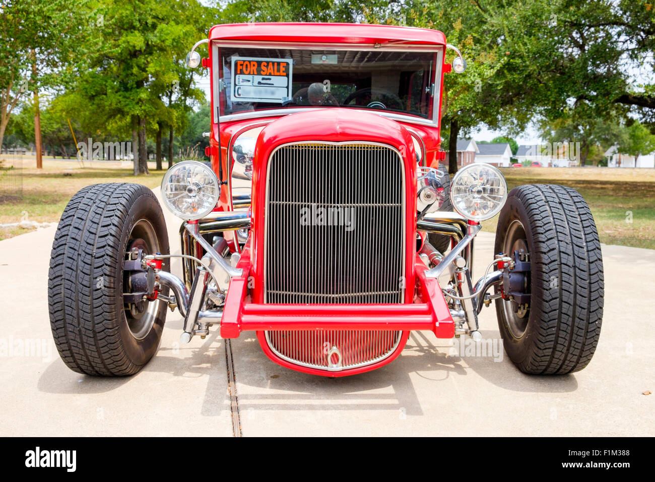 Vorderansicht von kundenspezifischen 1931 Ford sedan Hot Rod Hell Rot lackiert mit viel Chrom und poliertem Metall Stockfoto
