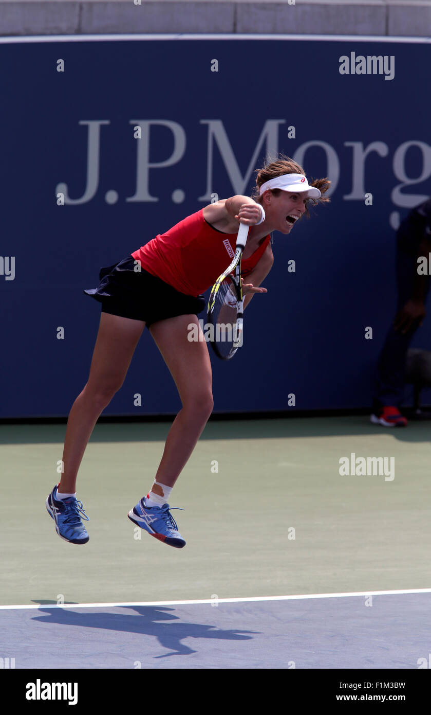 Großbritanniens Johanna Konta auf dem Weg zu einem Überraschungssieg über Spaniens Garbine Muguruza, die Nummer 9-Samen in ihrem zweiten Vorrundenspiel bei den US Open in Flushing Meadows, New York. Stockfoto