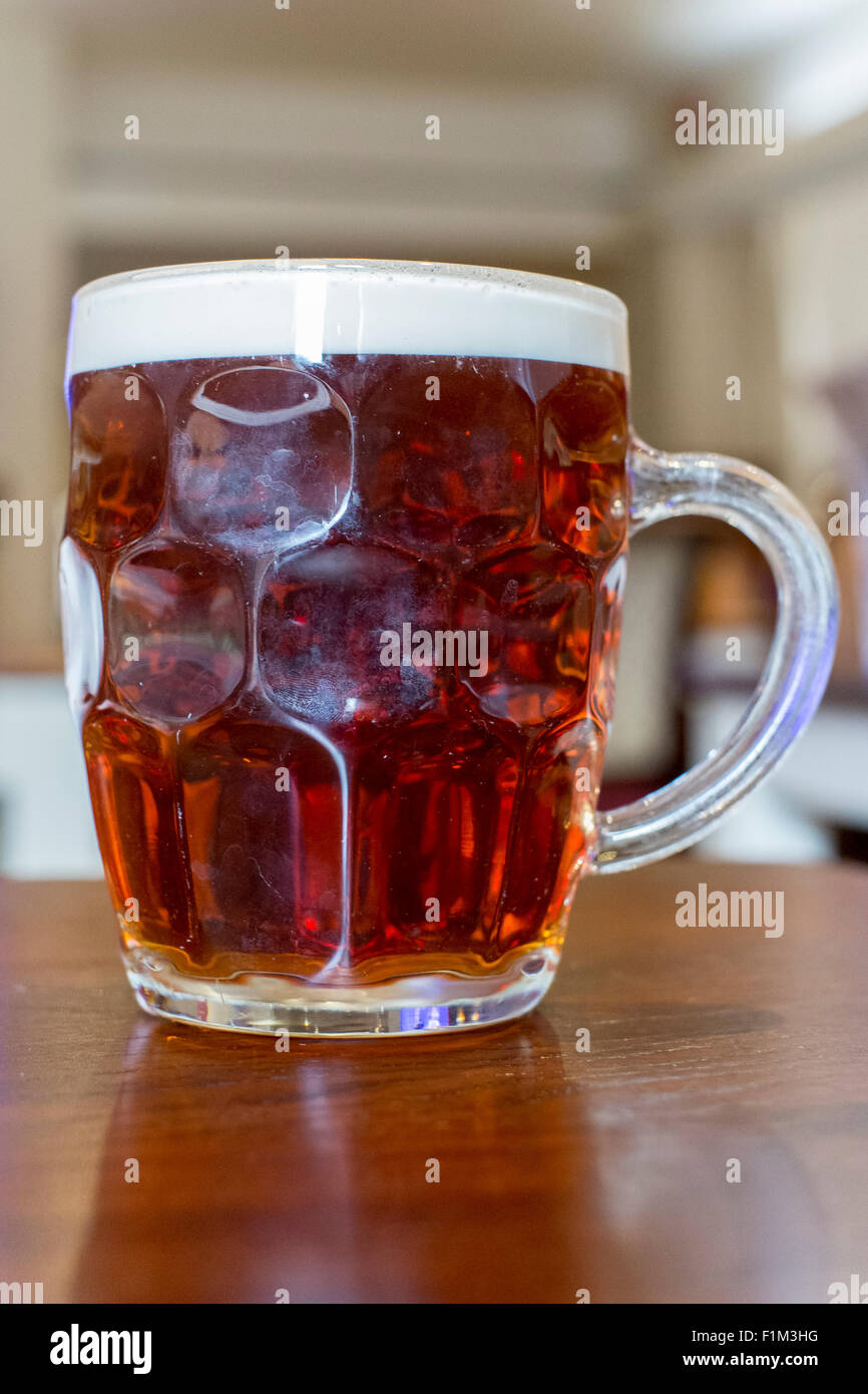 Bier in einem Grübchen Glas genannt oft ein Glas mit einem Griff Stockfoto