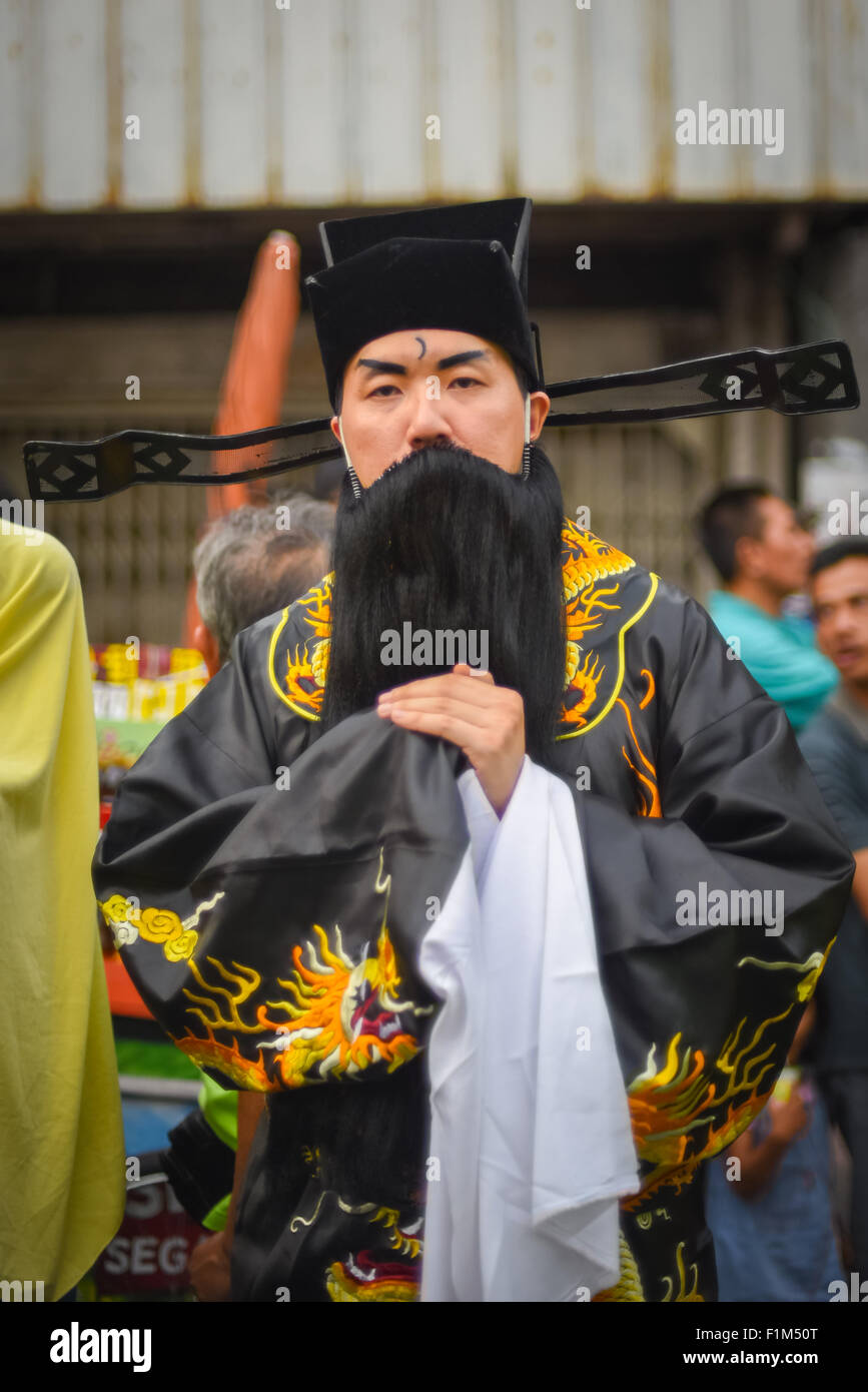 Der Mann kleidet sich während der „Kirab Budaya Cap Go Meh Bandung 2015“ (Kulturparade des Bandung Lantern Festival 2015) in Bandung, Indonesien, in die Figur des Richters Bao. Stockfoto