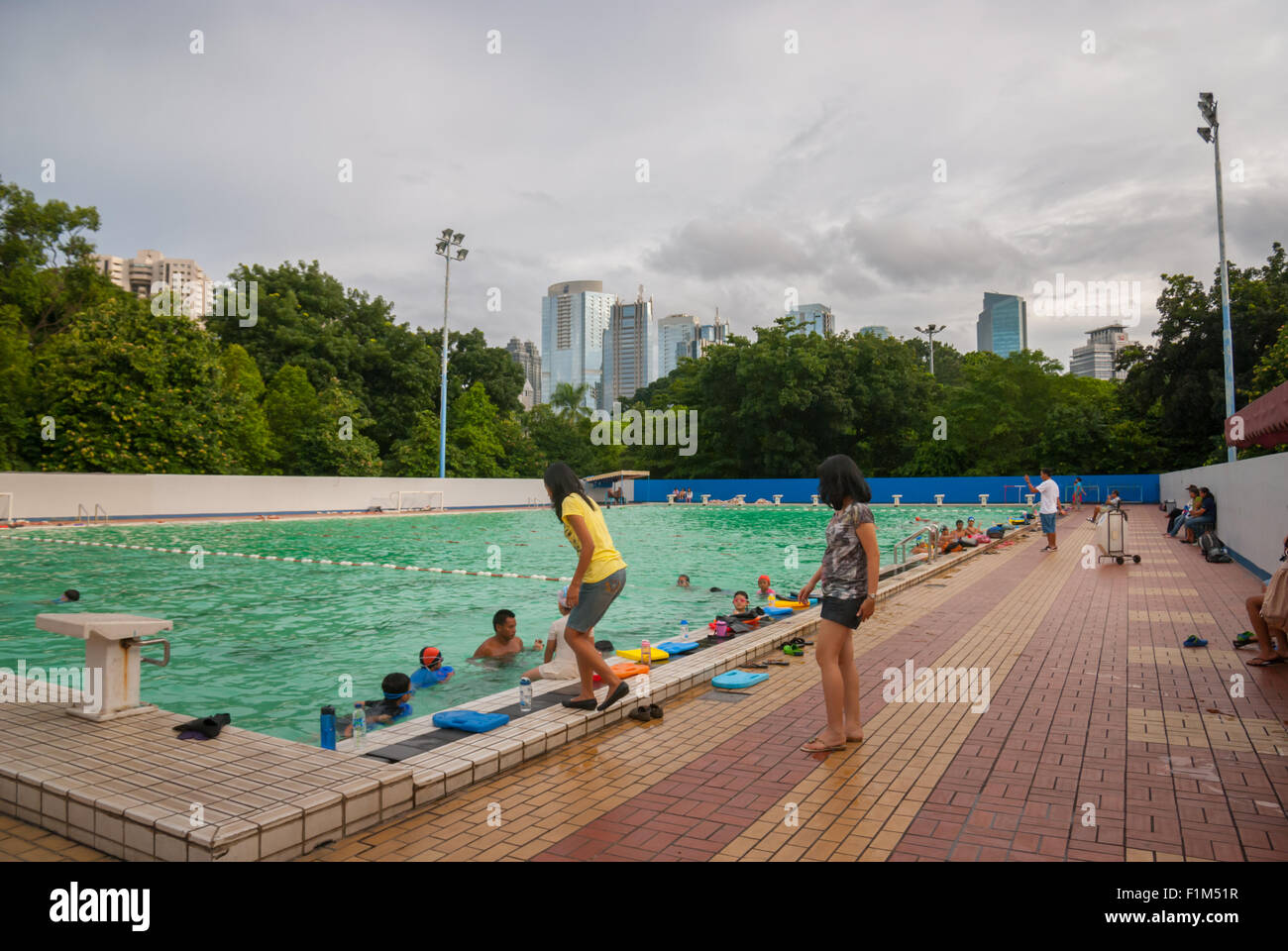 Besucher, die Freizeit im Wassersportzentrum im Senayan Sports Complex (Gelora Bung Karno), Jakarta, Indonesien, haben. Stockfoto