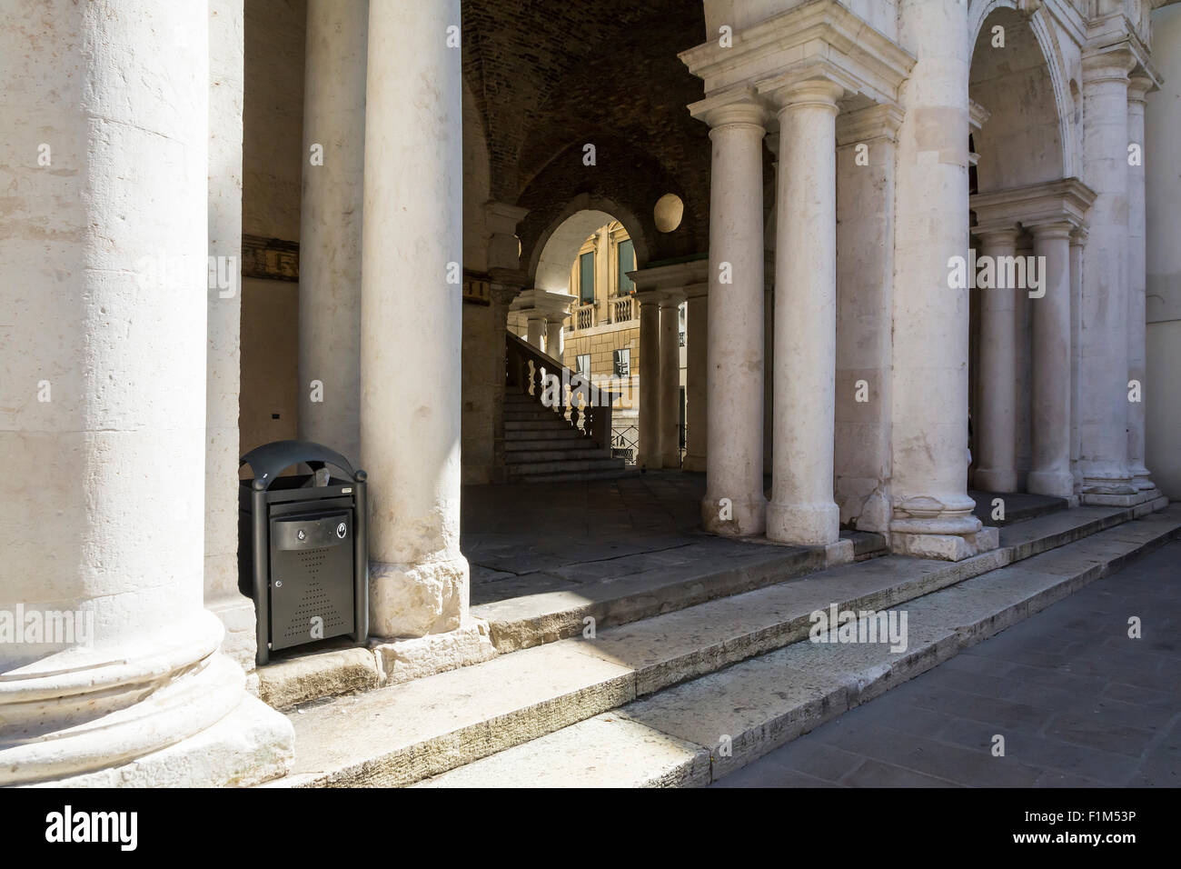 Vicenza, Italien-April 3, 2015:view des jeweiligen der Kolonnade von Palladios Basilika im Zentrum von Vicenza während einer s Stockfoto