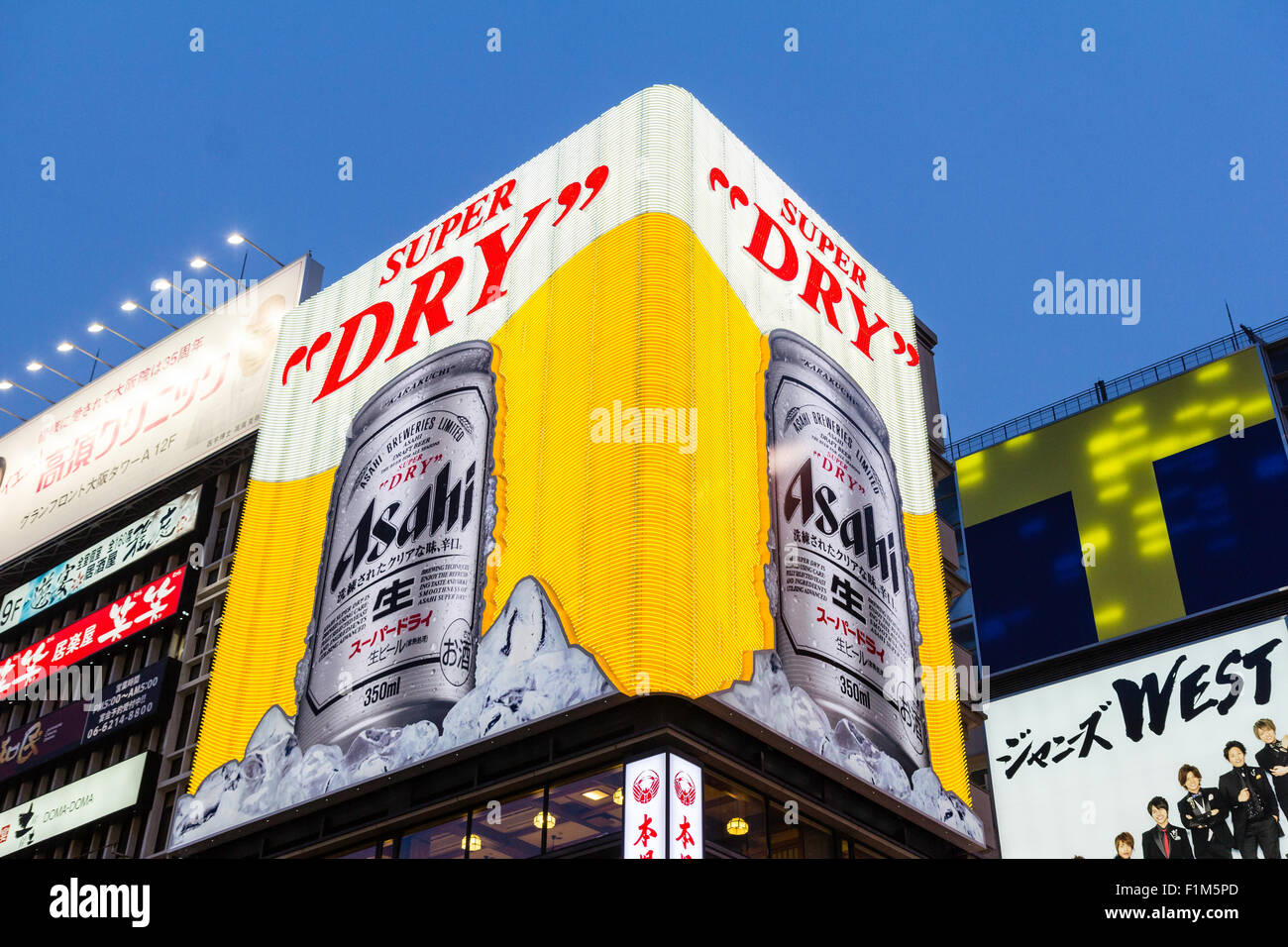 Osaka. Dotonbori, Ebisubashi Brücke. Nacht. Berühmte massive Asahi Bier Schild oben auf Gebäude. 'Super Dry', Bier kann gegen Weiß und Gelb leuchten. Stockfoto