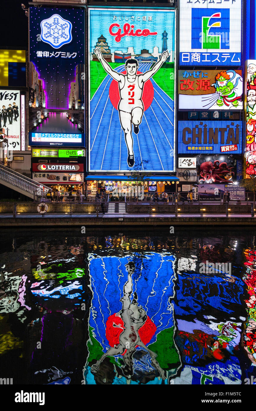 Japan, Osaka. Dotonbori, Ebisubashi Brücke. Nacht Zeit, Wahrzeichen beleuchtete Glico Zeichen von einem Mann laufen und Reflexion in den Fluss. Stockfoto