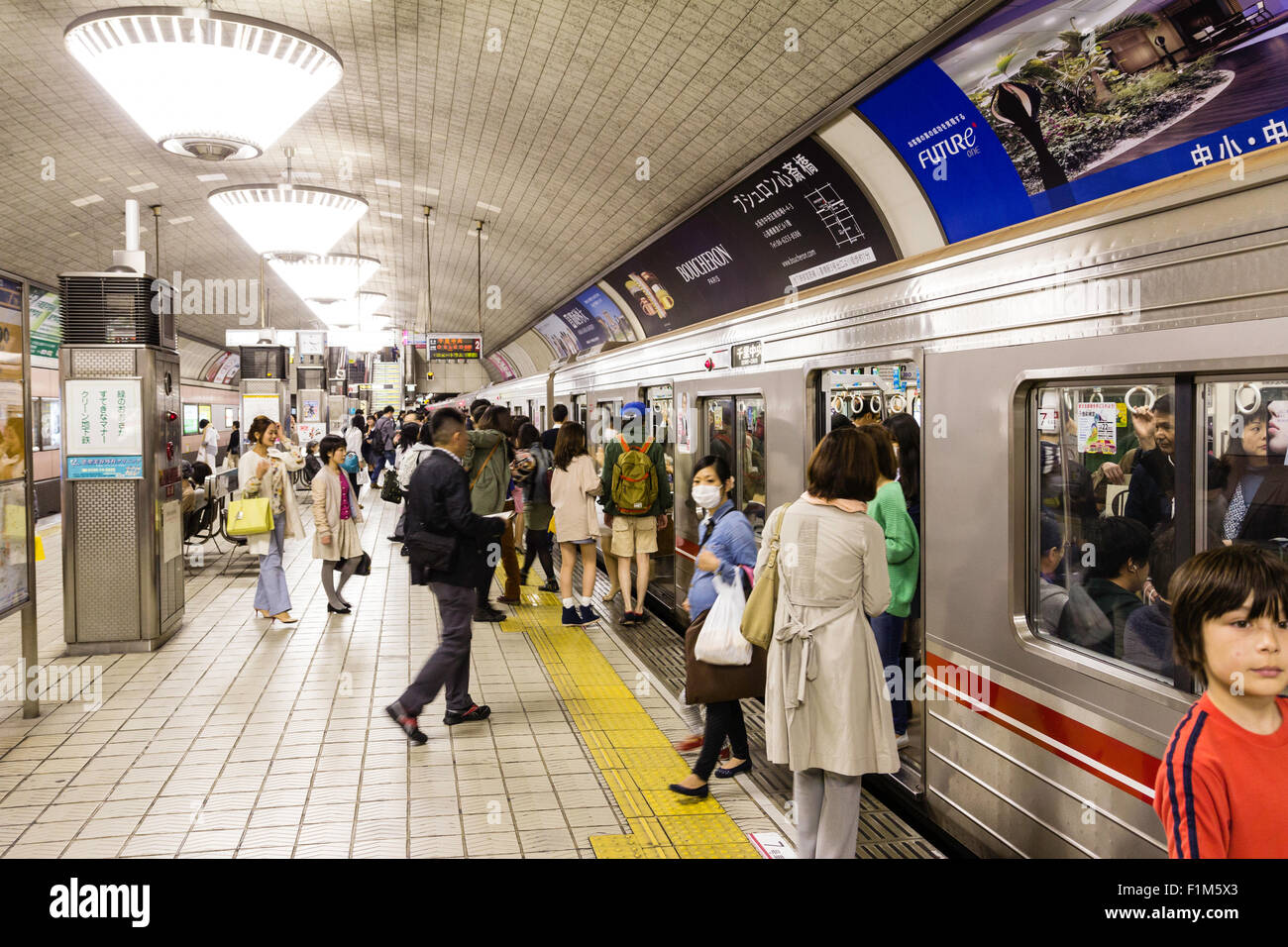 Osaka Shinsaibashi UBahn, UBahn Station. Entlang Plattform, Pendler