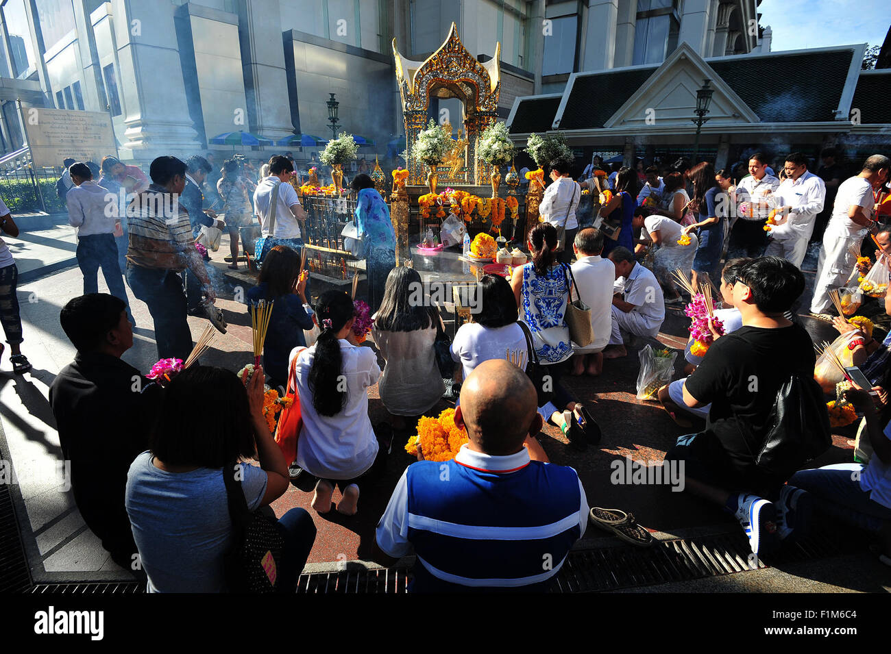 Bangkok, Thailand. 4. Sep, 2015. Die Menschen beten am Erawan Schrein während einer religiösen Zeremonie in Bangkok, Thailand, 4. September 2015. Eine religiöse Zeremonie fand in Bangkoks Erawan-Schrein am Freitagmorgen zu beten für die Wellness und den Wohlstand der Thais und Ausländer, nach der Schrein der Restaurierung im folgenden einen tödlichen Bombenanschlag nahm hier am 17. August statt. Handwerker-Bagan, den Schrein seit 26 Aug. wiederherzustellen und die Wiederherstellung auf 2. September abgeschlossen. Bildnachweis: Rachen Sageamsak/Xinhua/Alamy Live-Nachrichten Stockfoto