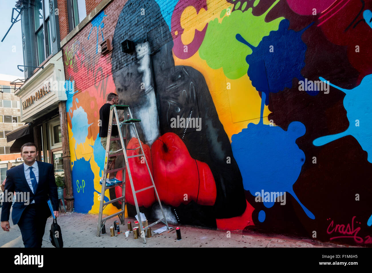 New York, NY - setzt 3. September 2015 - Solus, Crash und Solus, den letzten Schliff auf ein Denkmal-Wandbild für Joey Ramone, zum 40. Jahrestag des Punk-Rock-Club CBGB. Die Straße Wandbild ist Teil des Projekts L.I.S.A, dessen Aufgabe es ist, eine vielfältige Gruppe von Künstlern in Little Italy in der historischen Mulberry Street in Manhattan nur Wandbild Kunst erstellen zusammenzubringen. Dieser Traum ist ein Premiere öffentliche Kunst-Programm erreichen in Lower Eastside, East Village, Chinatown, SoHo, Chelsea geworden. Stockfoto