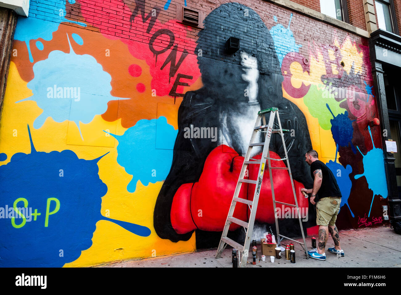 New York, NY - setzt 3. September 2015 - Solus, Crash und Solus, den letzten Schliff auf ein Denkmal-Wandbild für Joey Ramone, zum 40. Jahrestag des Punk-Rock-Club CBGB. Die Straße Wandbild ist Teil des Projekts L.I.S.A, dessen Aufgabe es ist, eine vielfältige Gruppe von Künstlern in Little Italy in der historischen Mulberry Street in Manhattan nur Wandbild Kunst erstellen zusammenzubringen. Dieser Traum ist ein Premiere öffentliche Kunst-Programm erreichen in Lower Eastside, East Village, Chinatown, SoHo, Chelsea geworden. Stockfoto