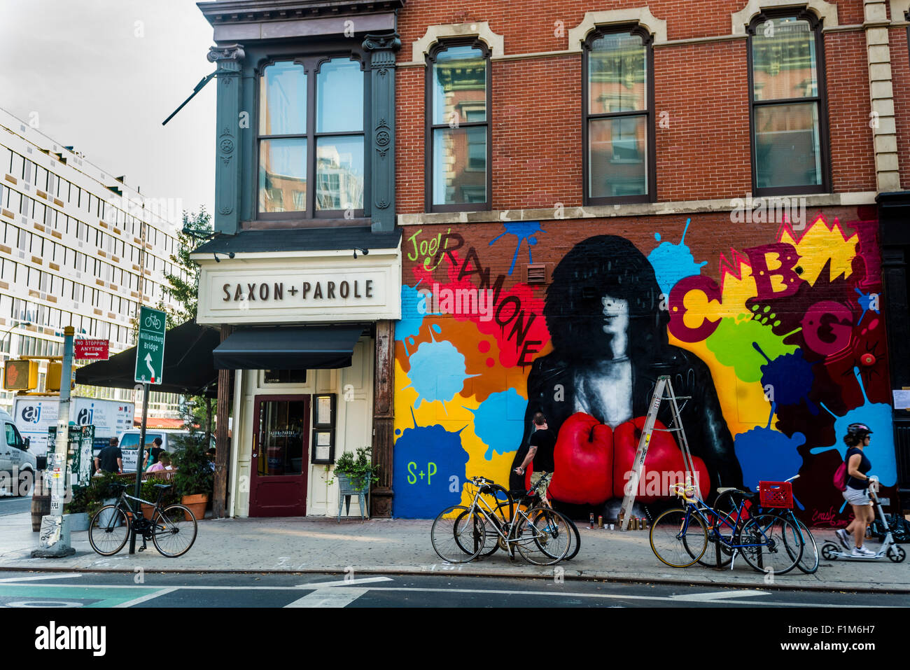 New York, NY - setzt 3. September 2015 - Solus, Crash und Solus, den letzten Schliff auf ein Denkmal-Wandbild für Joey Ramone, zum 40. Jahrestag des Punk-Rock-Club CBGB. Die Straße Wandbild ist Teil des Projekts L.I.S.A, dessen Aufgabe es ist, eine vielfältige Gruppe von Künstlern in Little Italy in der historischen Mulberry Street in Manhattan nur Wandbild Kunst erstellen zusammenzubringen. Dieser Traum ist ein Premiere öffentliche Kunst-Programm erreichen in Lower Eastside, East Village, Chinatown, SoHo, Chelsea geworden. Stockfoto