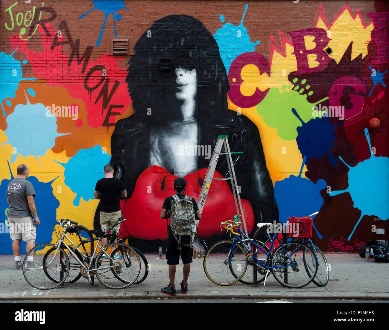 New York, NY - setzt 3. September 2015 - Solus, Crash und Solus, den letzten Schliff auf ein Denkmal-Wandbild für Joey Ramone, zum 40. Jahrestag des Punk-Rock-Club CBGB. Die Straße Wandbild ist Teil des Projekts L.I.S.A, dessen Aufgabe es ist, eine vielfältige Gruppe von Künstlern in Little Italy in der historischen Mulberry Street in Manhattan nur Wandbild Kunst erstellen zusammenzubringen. Dieser Traum ist ein Premiere öffentliche Kunst-Programm erreichen in Lower Eastside, East Village, Chinatown, SoHo, Chelsea geworden. Stockfoto