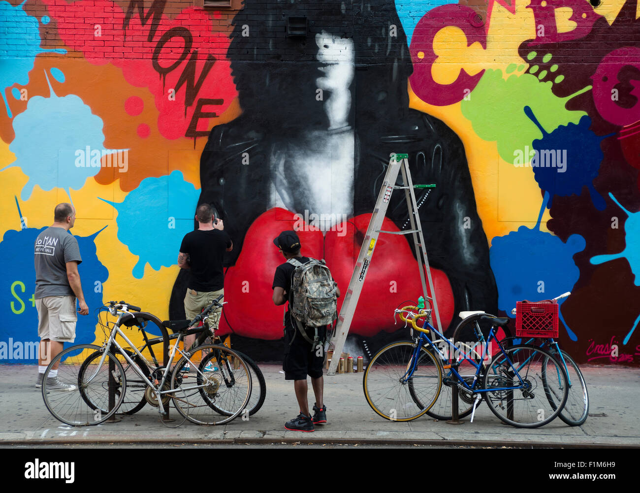 New York, NY - setzt 3. September 2015 - Solus, Crash und Solus, den letzten Schliff auf ein Denkmal-Wandbild für Joey Ramone, zum 40. Jahrestag des Punk-Rock-Club CBGB. Die Straße Wandbild ist Teil des Projekts L.I.S.A, dessen Aufgabe es ist, eine vielfältige Gruppe von Künstlern in Little Italy in der historischen Mulberry Street in Manhattan nur Wandbild Kunst erstellen zusammenzubringen. Dieser Traum ist ein Premiere öffentliche Kunst-Programm erreichen in Lower Eastside, East Village, Chinatown, SoHo, Chelsea geworden. Stockfoto