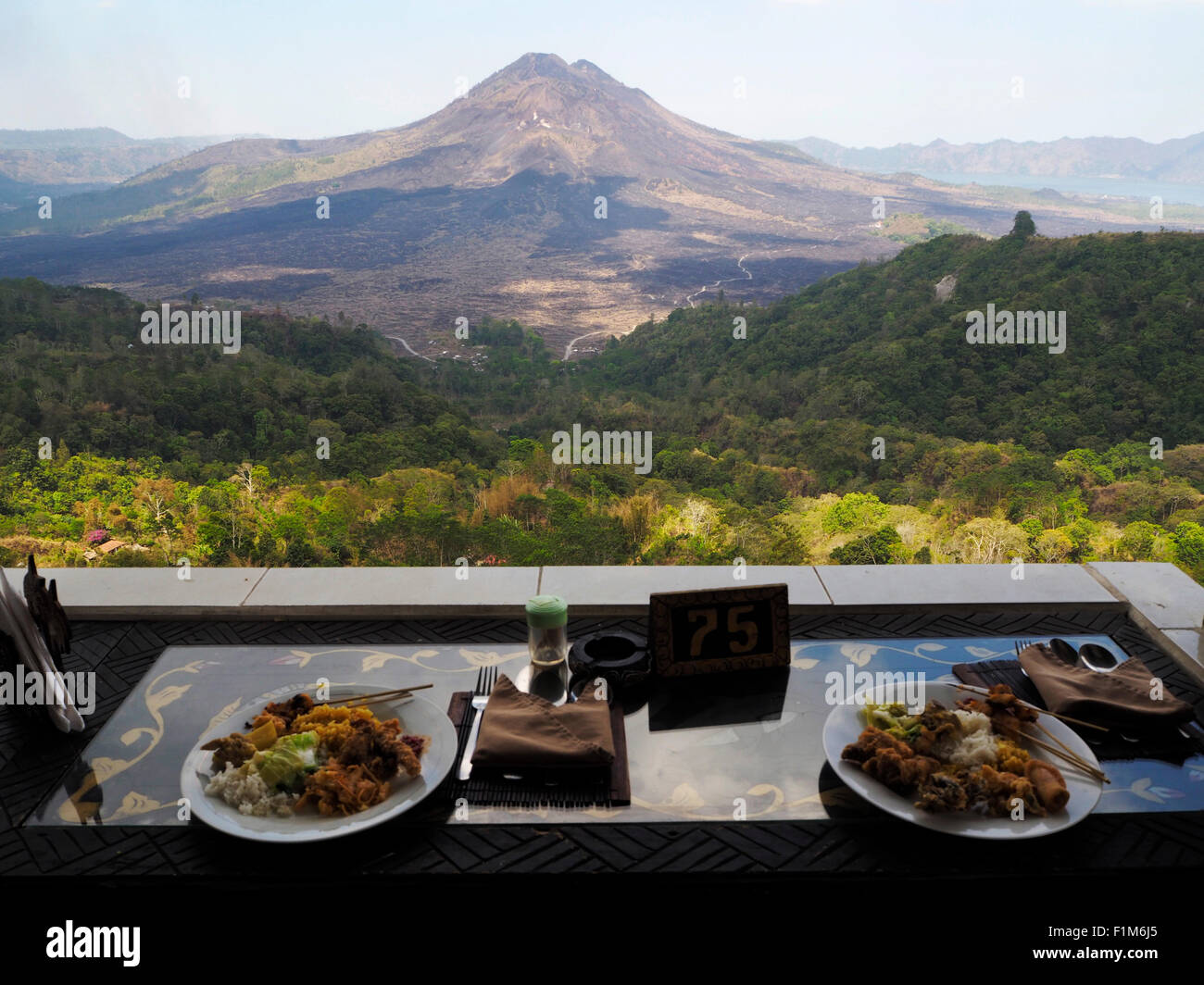 Mittagessen mit einem herrlichen Blick auf Mount Kintamani auf Bali. Stockfoto