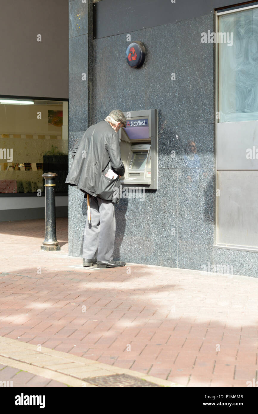 Man Bargeld von einer Natwest Bank ATM Maschine in Bedford, Bedfordshire, England Stockfoto