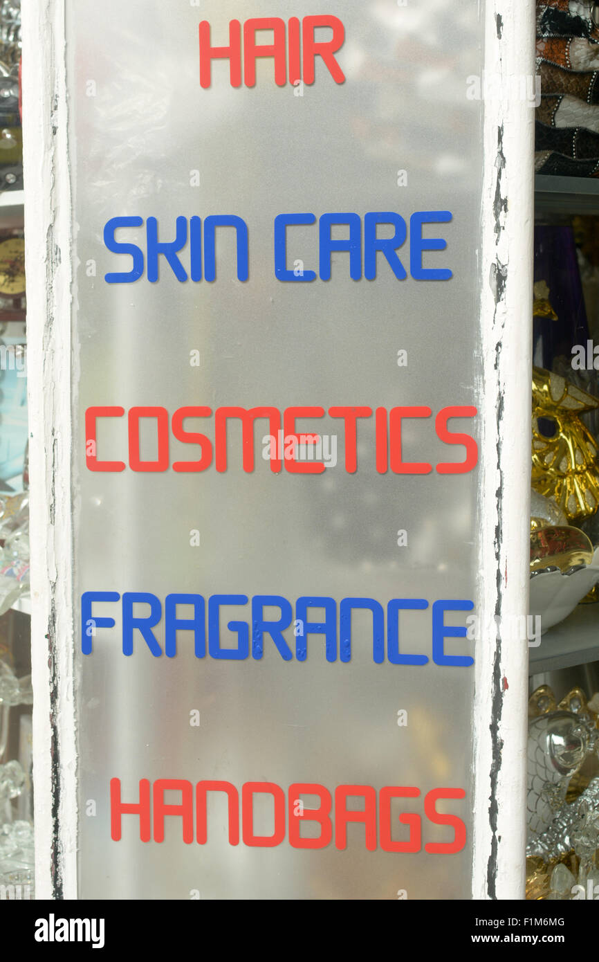 Melden Sie für Haare, Kosmetik, Hautpflege, Duft und Handtaschen in Schaufenster in Bedford, Bedfordshire, England Stockfoto