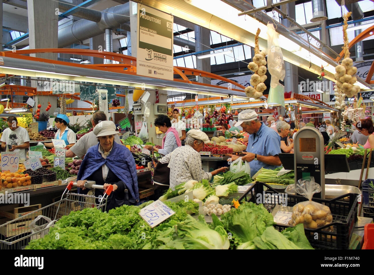 Mailand, Italien - 24. Juni 2015: Indoor Stadtmarkt von frischen italienischen Gemüse und Obst. Italien – der größte Hersteller in Europa Stockfoto