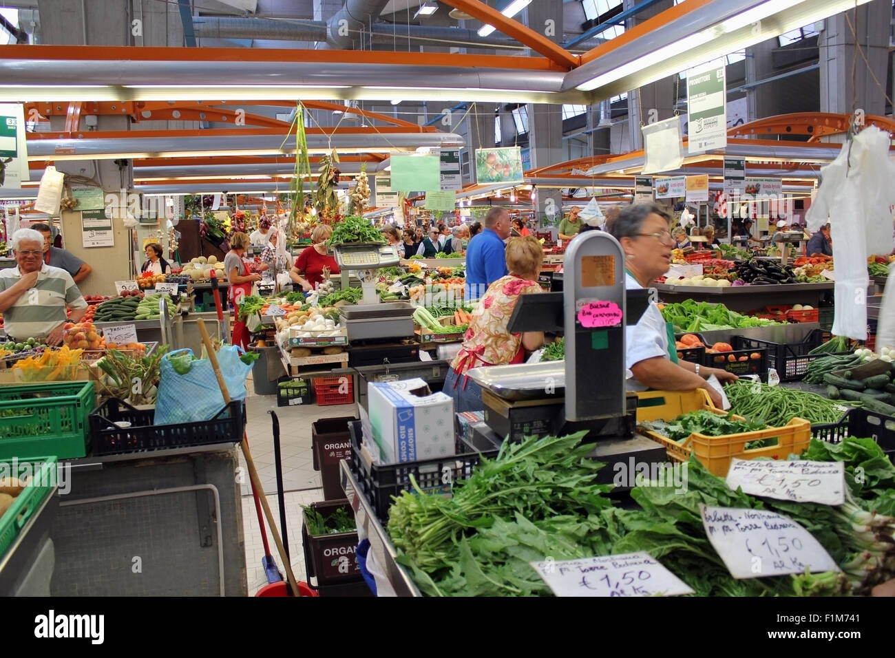 Mailand, Italien - 24. Juni 2015: Indoor Stadtmarkt von frischen italienischen Gemüse und Obst. Italien – der größte Hersteller in Europa Stockfoto