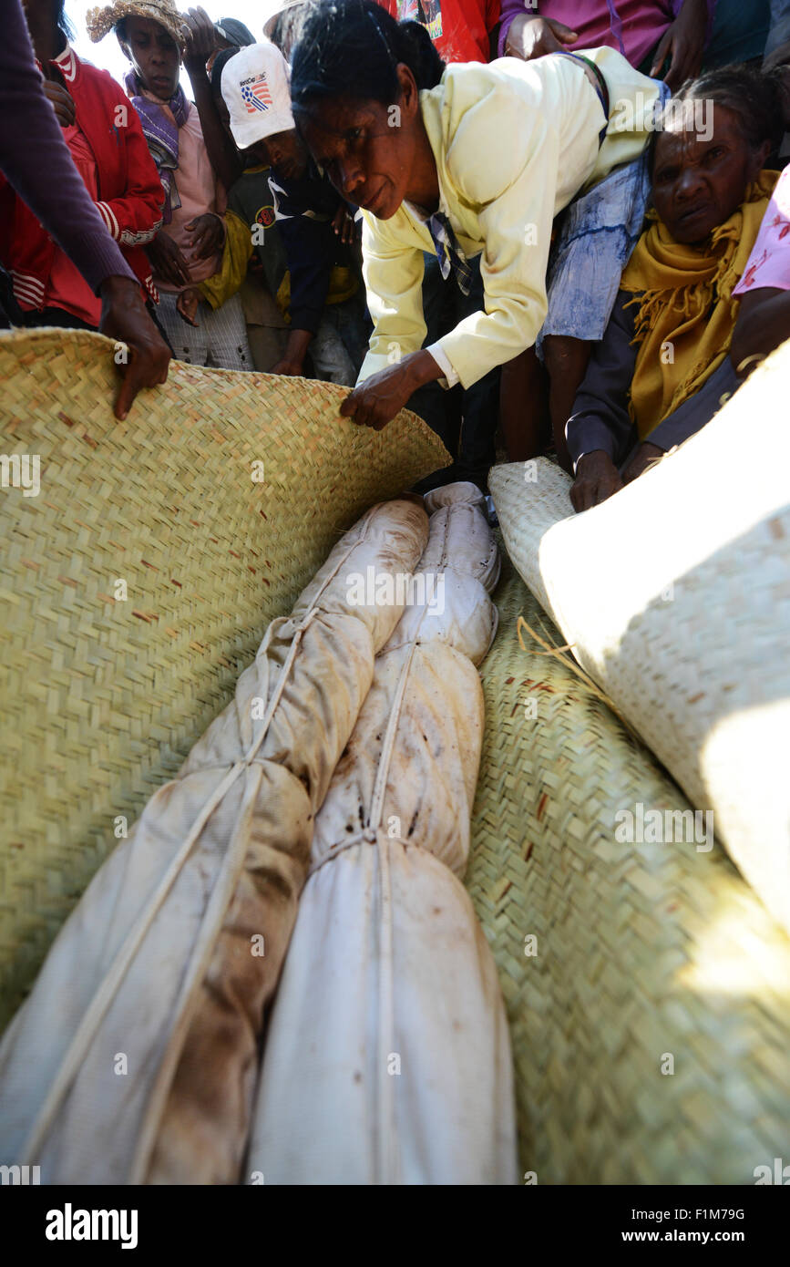 Exhumierten Leichen lagen auf der Erde. Famadihana (Drehen der Knochen) Zeremonie im zentralen Madagaskar. Stockfoto