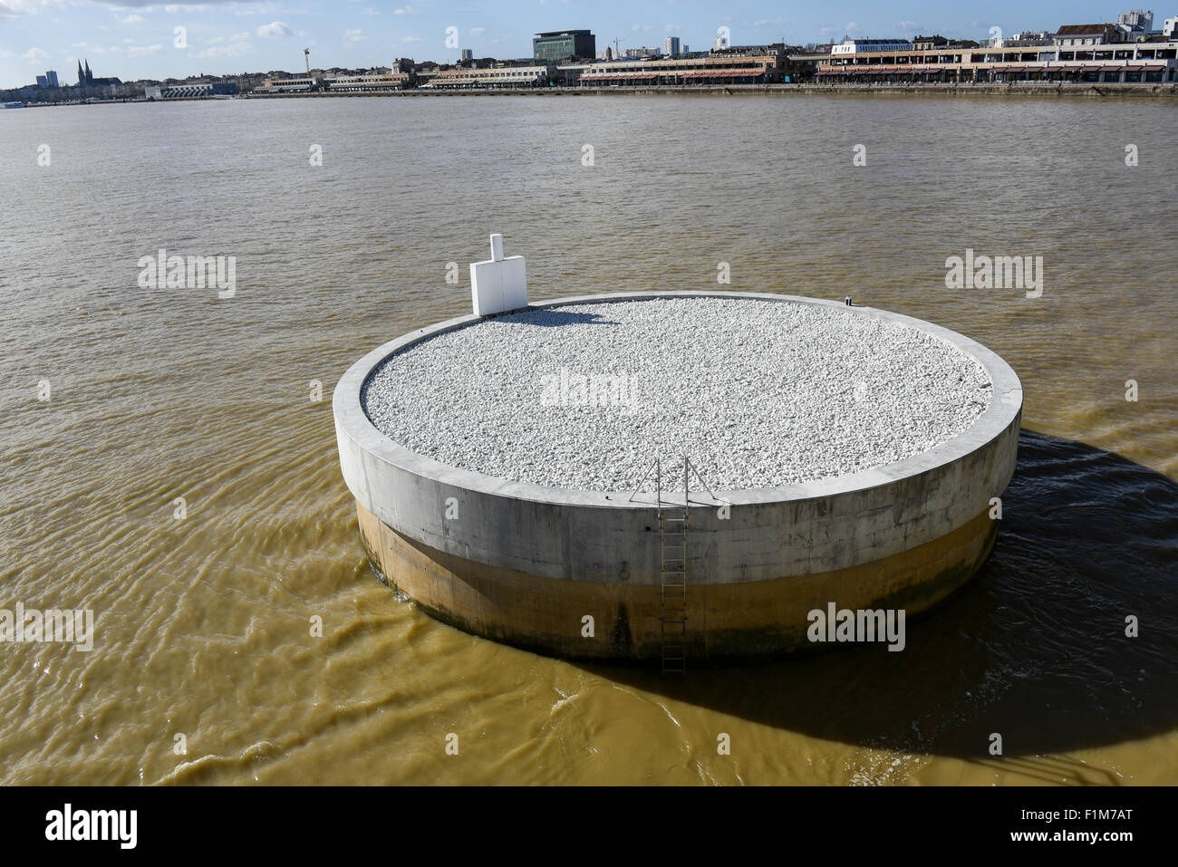 Runde konkrete Struktur in der Mitte des Flusses Garonne mit Blick auf die Stadt Bordeaux (Frankreich) Stockfoto