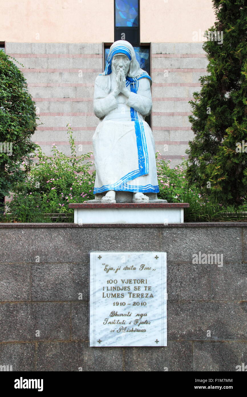Statue des Heiligen (Mutter) Teresa außerhalb römisch-katholische Kathedrale St. Pauls, Bulevardi Zhan D'Ark, Tirana, Albanien Balkan Europa Stockfoto