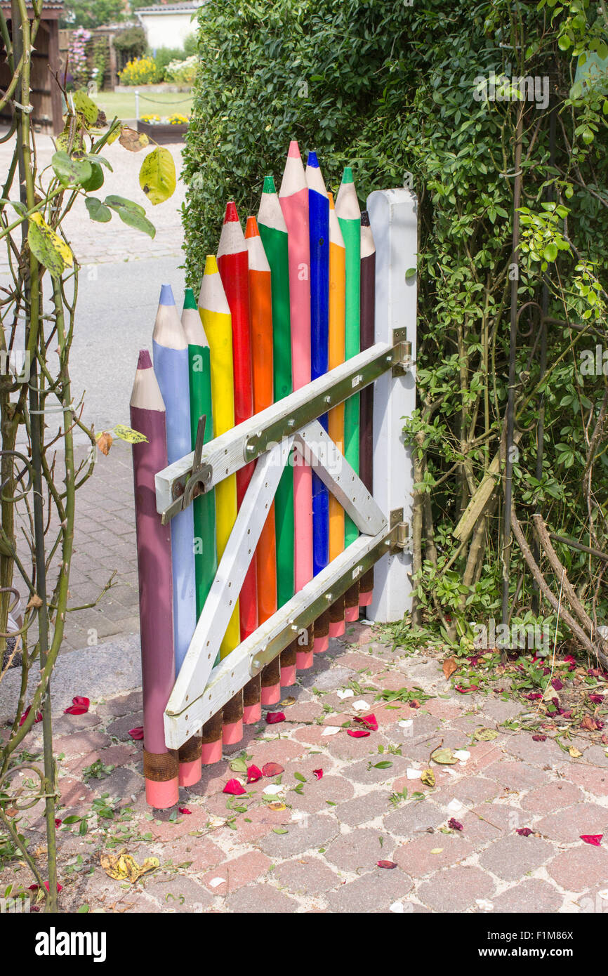 kreative Gartentür mit Buntstiften Stockfoto