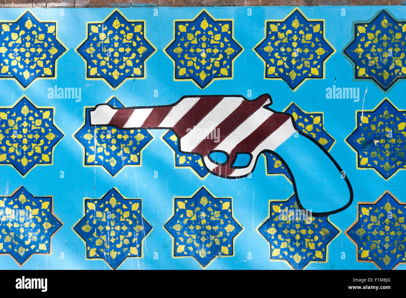 Graffiti auf eine Mauer, Symbol, amerikanische Revolver und iranischen Muster, ehem. Botschaft der Vereinigten Staaten von Amerika in Teheran Stockfoto