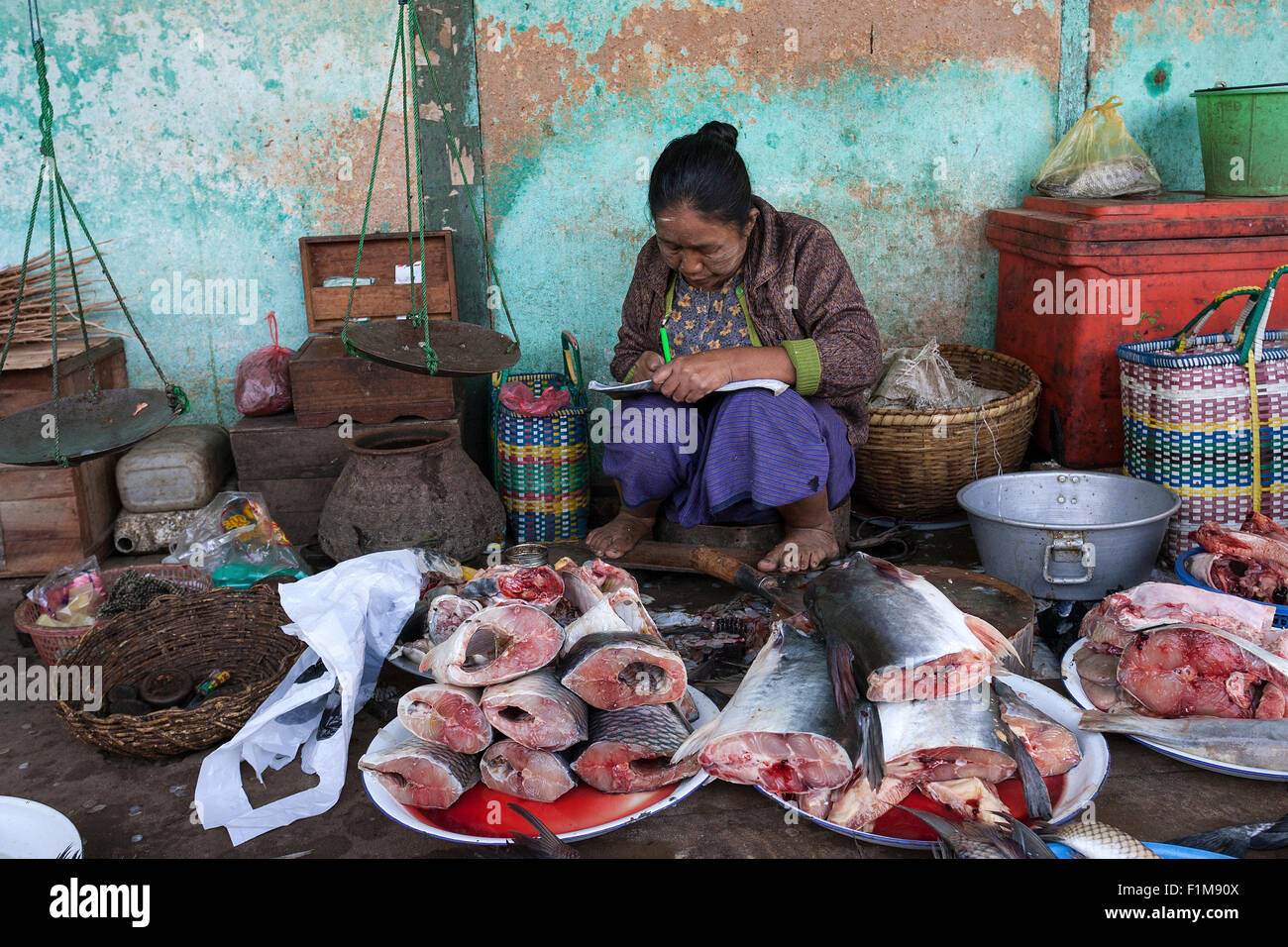 Indigene Frau Verkauf von Fischen, Markt in Nyaung U, Bagan, Mandalay, Myanmar Division Stockfoto