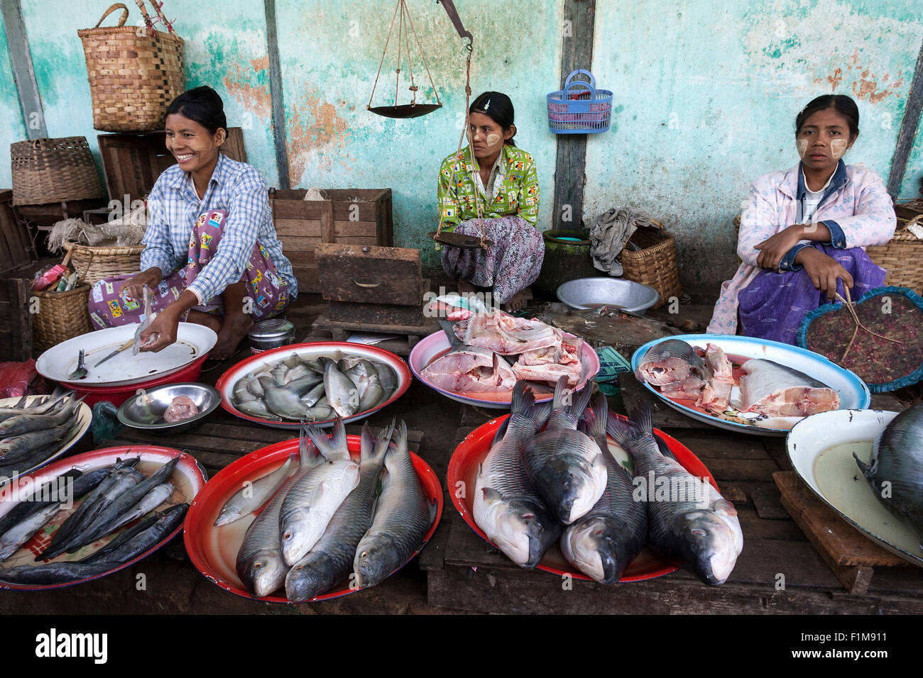 Verkauf von Fischen, Markt in Nyaung U, Bagan, Mandalay, Myanmar Division Frau Stockfoto
