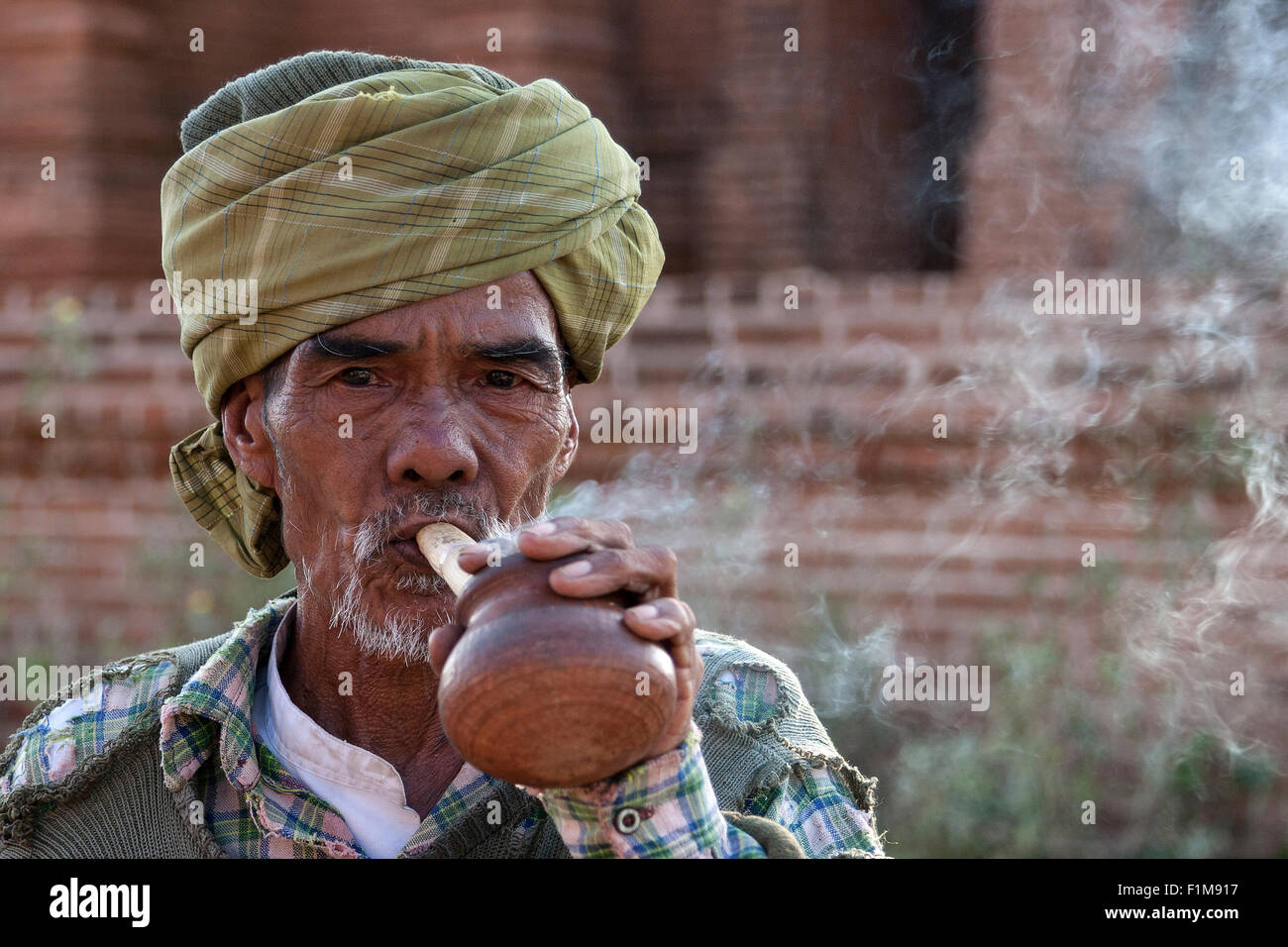 Indigene Alter Mann mit Turban, eine Cheeroot Zigarre rauchend, Porträt, Bagan, Mandalay Region, Myanmar Stockfoto