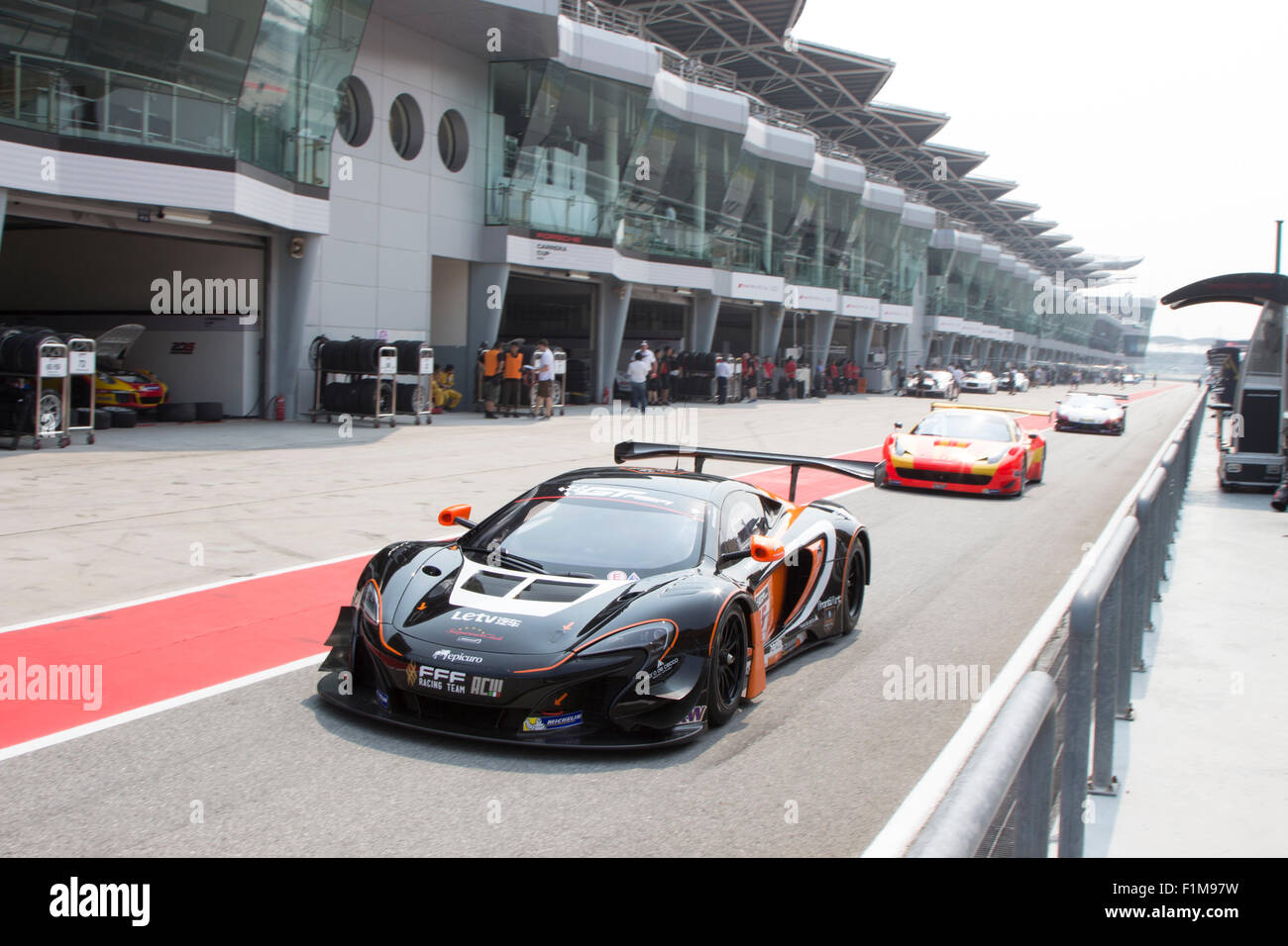 Sepang, Malaysia. 04. Sep, 2015. Britische McLaren Auto keine 55 Exits pit Lane bei asiatischen Festival of Speed Race, Sepang, Malaysia Credit: Chung Jin Mac/Alamy Live News Stockfoto