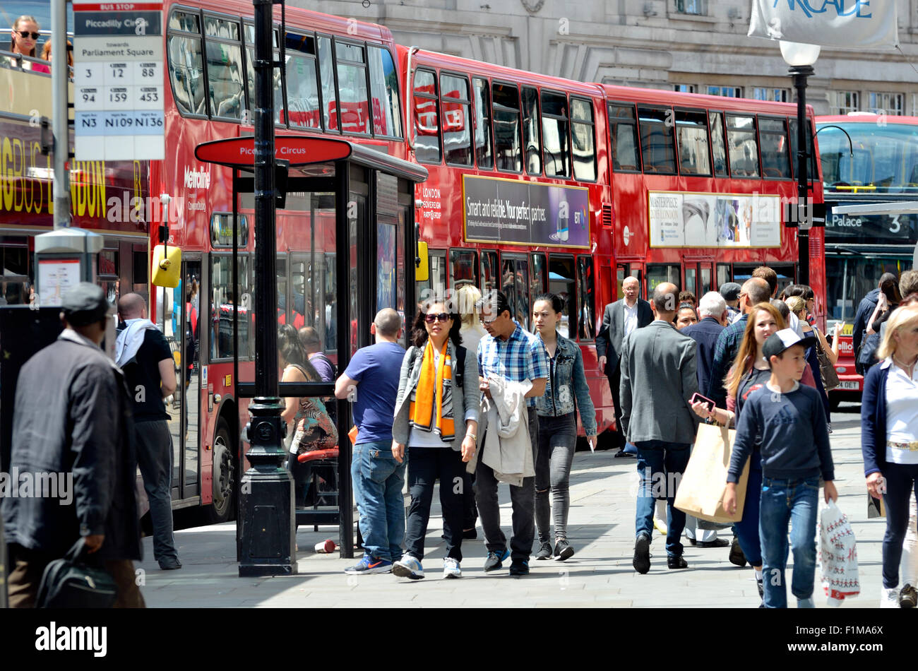 London, England, Vereinigtes Königreich. Menschen und Bussen in der Regent Street Stockfoto